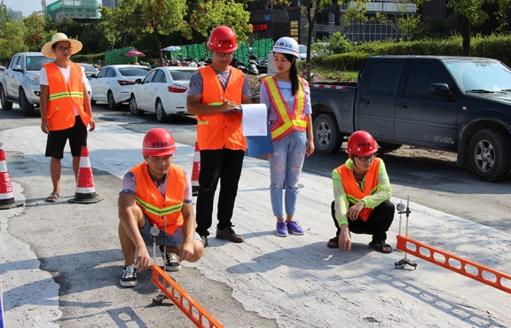 2018年8月，G220試驗(yàn)路段交工驗(yàn)收，測(cè)量彎沉評(píng)估路面的整體強(qiáng)度
