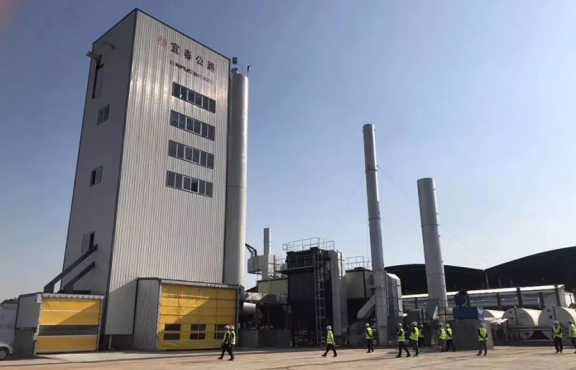 2018年10月12日，來自全國(guó)各地的筑養(yǎng)路行業(yè)專家、高校科研學(xué)者等150余人，蒞臨豐城綜合養(yǎng)護(hù)中心，現(xiàn)場(chǎng)觀摩全環(huán)保瀝青攪拌設(shè)備及各類環(huán)保裝置。