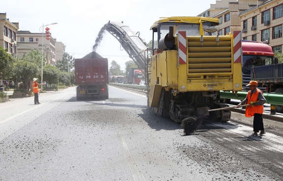 瀝青路面銑刨，廢舊料將回收再利用